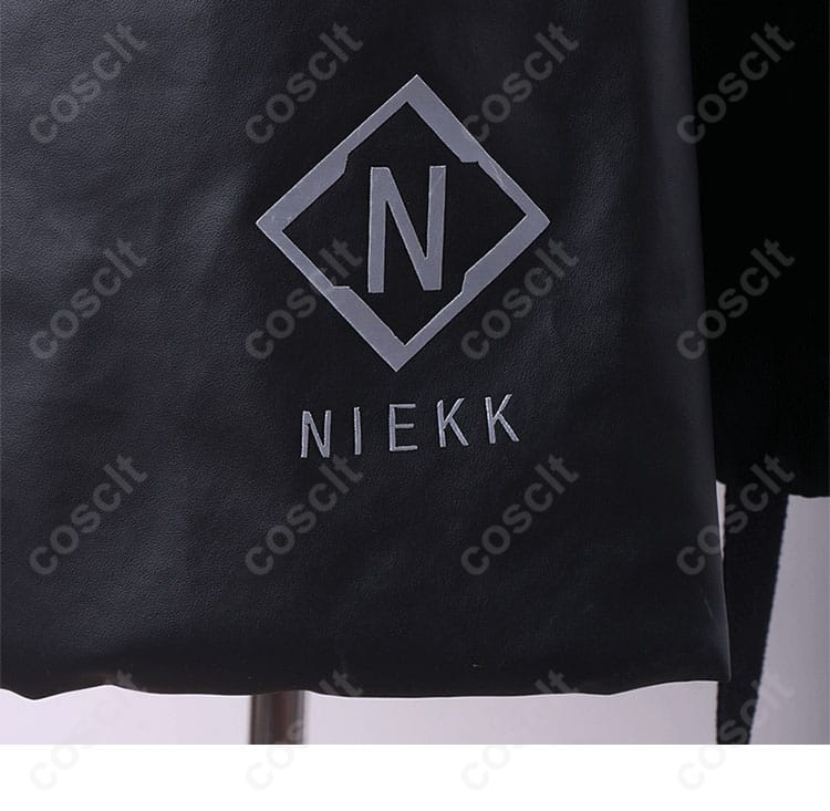 外套裾の美しい柄と装飾の詳細。NIKKEのベスティーの特徴的な部分を強調。