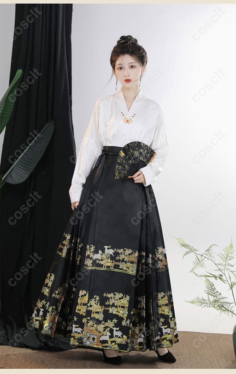 中華風コスプレ衣装を着た人物の正面画像。高い再現度と快適な着心地が特徴。