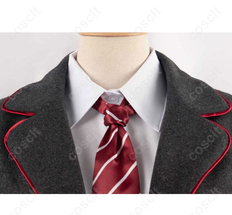 マチルダ・ワームウッドのコスプレ衣装の領口部分のディテール。襟のデザインや刺繍が精巧に再現されています。