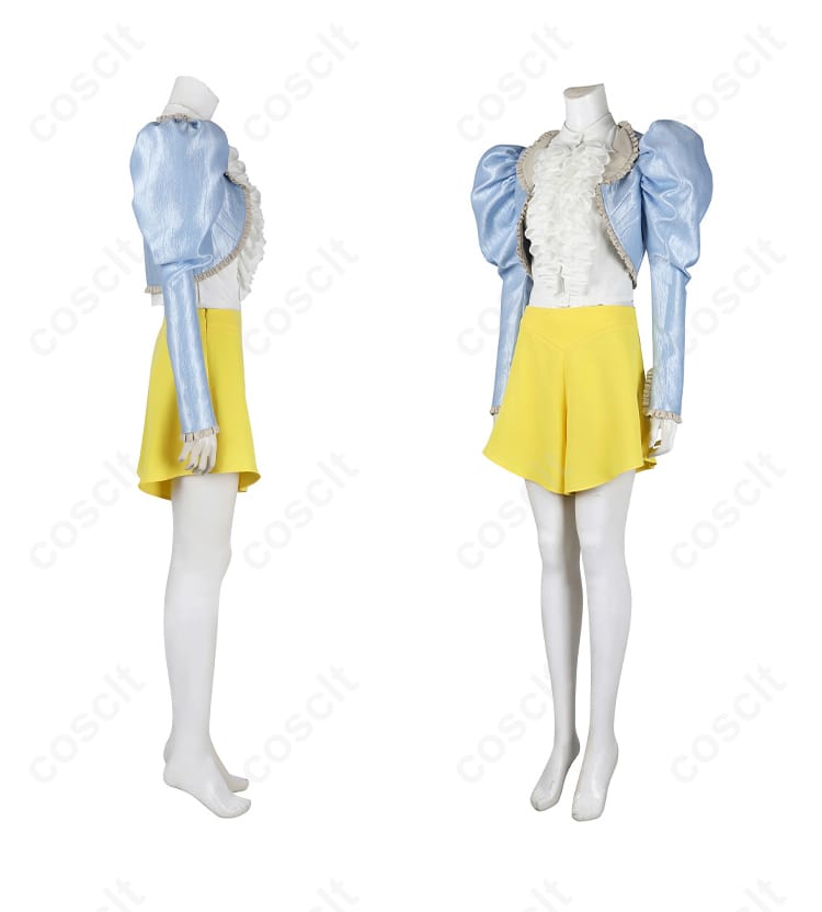 コスプレ衣装の側面を強調した画像、衣服の形状やフィット感が一目で分かる。