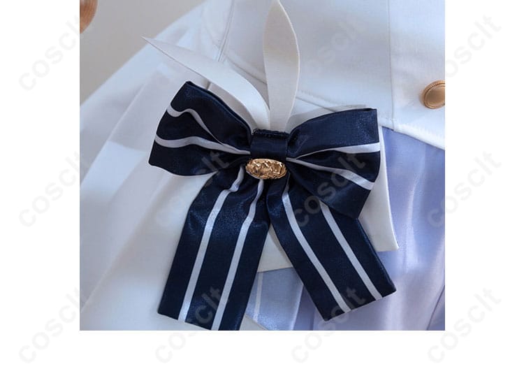 腰周りの装飾。服のデザインが全体を引き締め、魅力的な印象を与えます。
