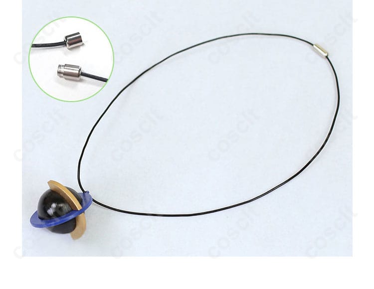 ネックレス装飾の詳細、N（エヌ）コスプレ衣装のネックレスディテール