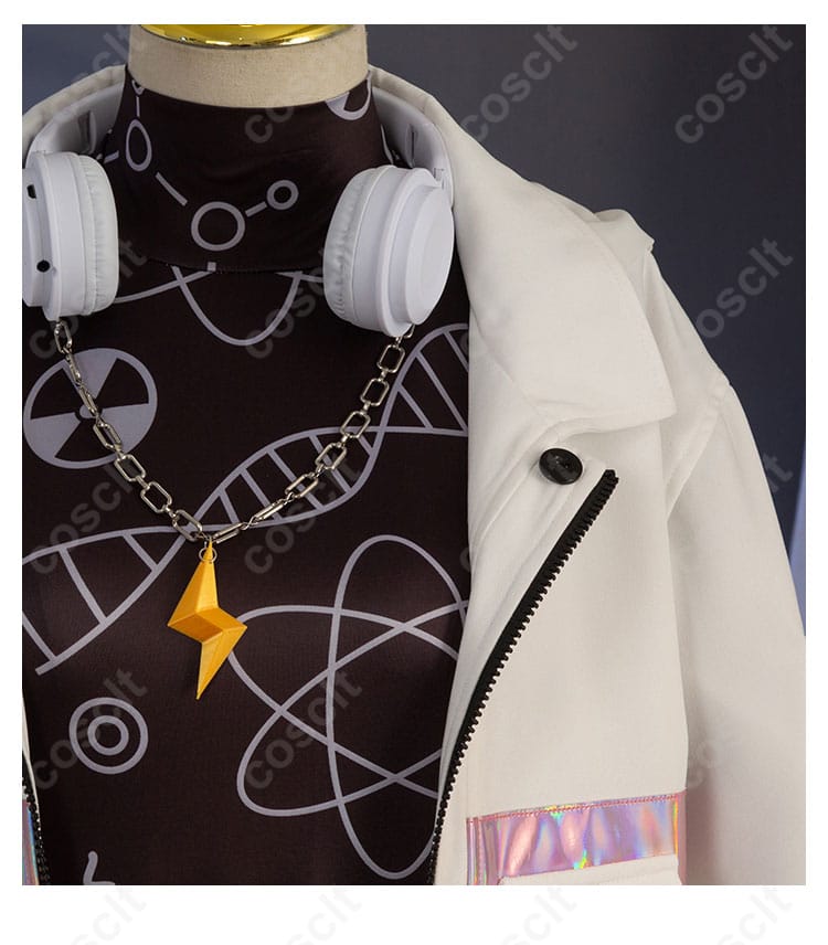 服装の衣襟と耳機の装飾ディテール。キャラクターらしい小物が特徴的。