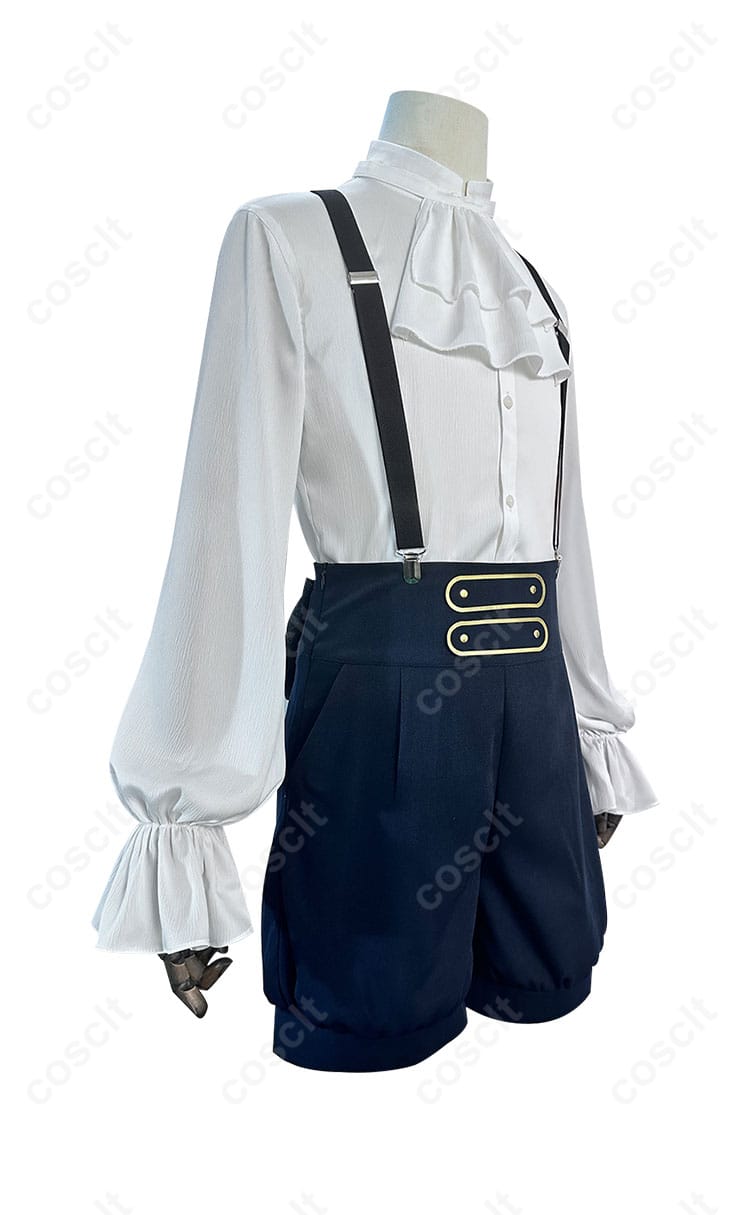 コスプレ衣装の右側のディテール。服のラインや装飾が細かく再現されています。