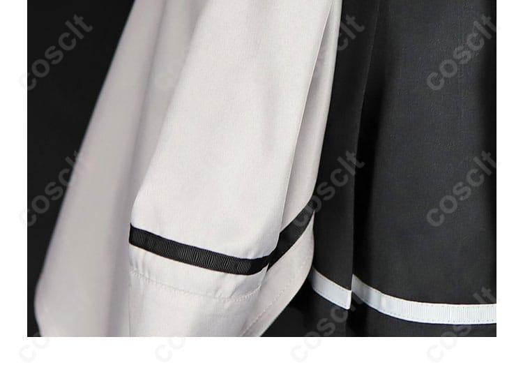 外套の装飾ディテール - コスプレ衣装の外套部分に施された装飾の詳細。特に肩や袖の装飾が魅力的です。