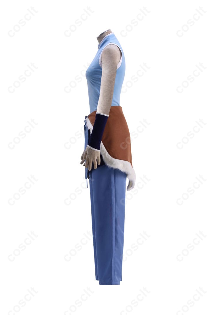 コーラ コスプレ衣装の左側からの細部画像。デザインと装飾がしっかりと再現されている衣装の特徴。