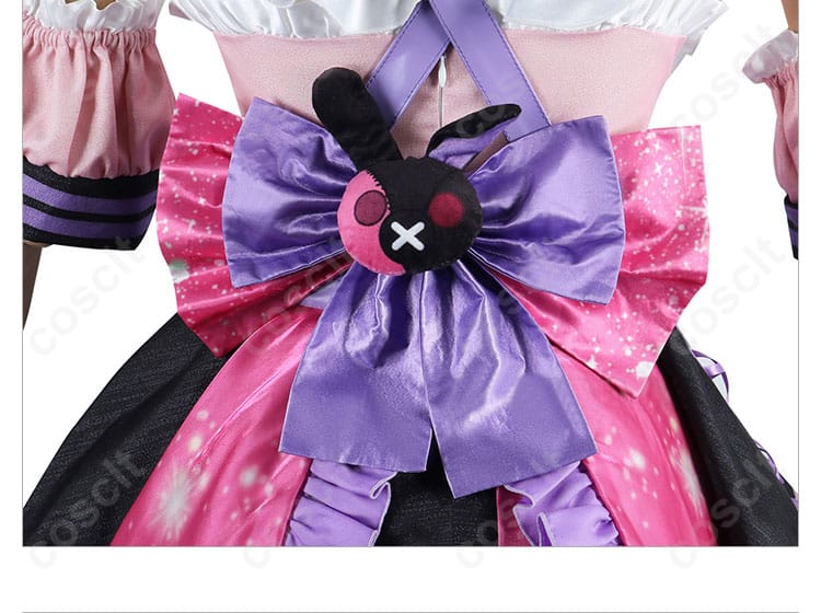 服の背面のリボン装飾のディテール - 背面の大きなリボンが印象的なメイド衣装。