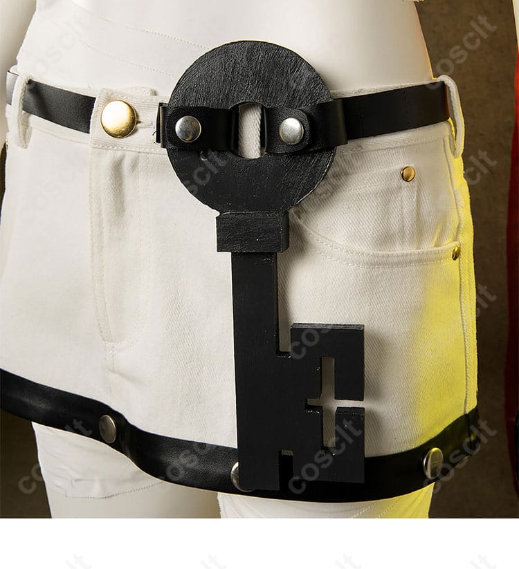 パンツに付けられた鍵の装飾細部。A.B.Aのコスプレ衣装のパンツのキーアクセサリーを強調。