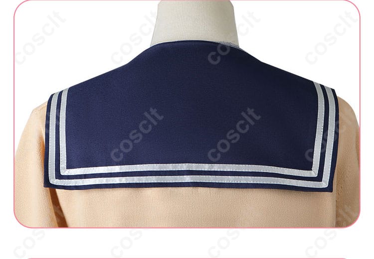 服装背面の装飾詳細。背面のアクセサリーや装飾が、衣装全体の完成度を高めています。