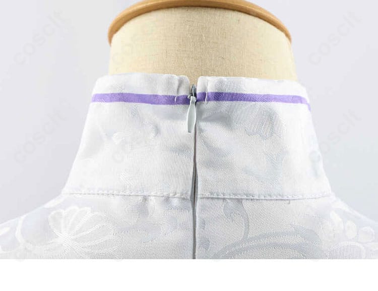 服の衣鎖装飾。エミリアのコスプレ衣装に欠かせないファッション要素が強調されています。