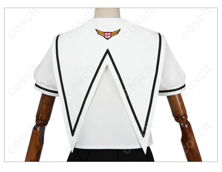 服装背面の詳細。背面のデザインとフィット感を確認できる画像。