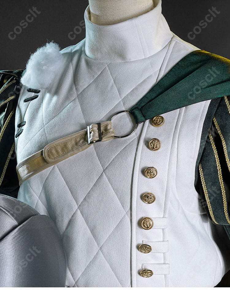 騎士の前胸部分の装飾ディテール。細かい刺繍と金属のディテールが特徴的です。