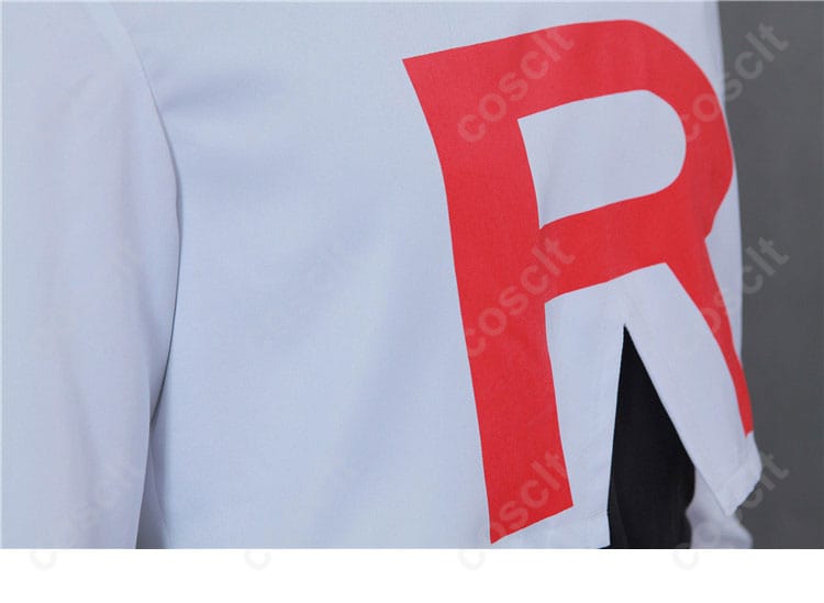 コジロウの制服コスプレ衣装の「R」ロゴ装飾ディテール