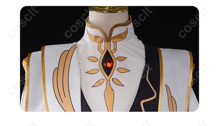服装襟元装飾の詳細画像 - ルルーシュのコスプレ衣装の襟元の装飾細部。高精度な刺繍と金属の装飾が美しい。