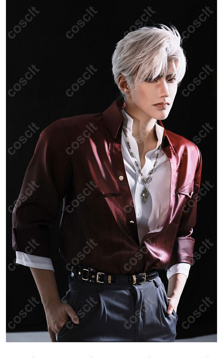 シンがコスプレ衣装を着ている右側の写真。コスプレ衣装のディテールがよく見えるアングルです。