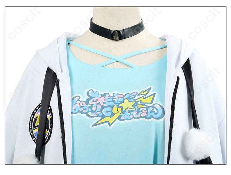 服の襟元とネックレスディテール - 襟元とネックレスの装飾、アクセサリーにもこだわり。