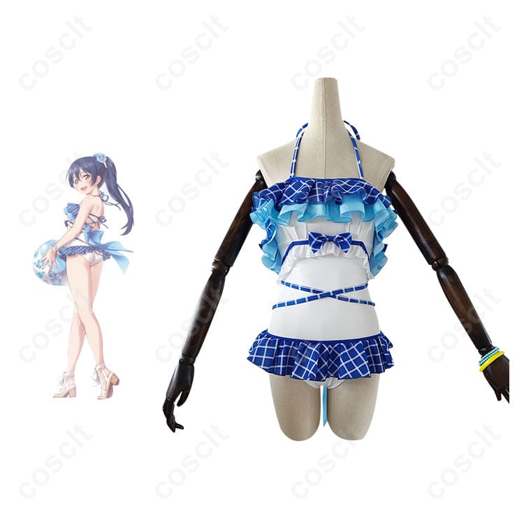 商品正面とキャラクター人物が一緒に写っているラブライブ！園田海未のコスプレ衣装。コスプレ衣装の魅力が伝わる写真です。