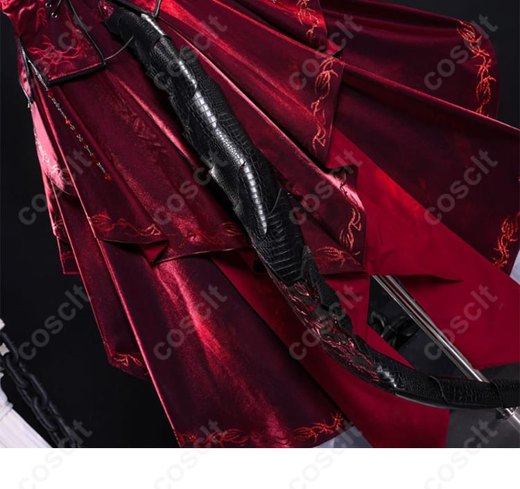 尾飾りのディテール画像。深紅の熱情コスプレ衣装の特徴的な尾飾りの美しい装飾。キャラクターらしさを強調。