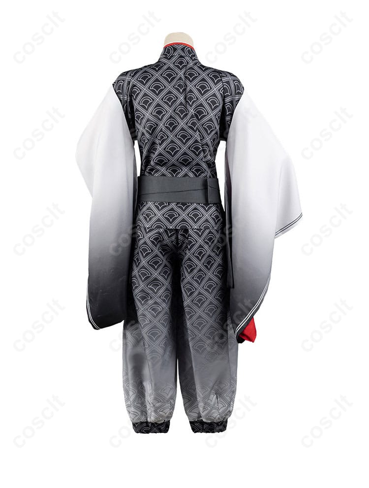 内搭服の背面装飾細部の画像。衣装の背面も美しくデザインされています。