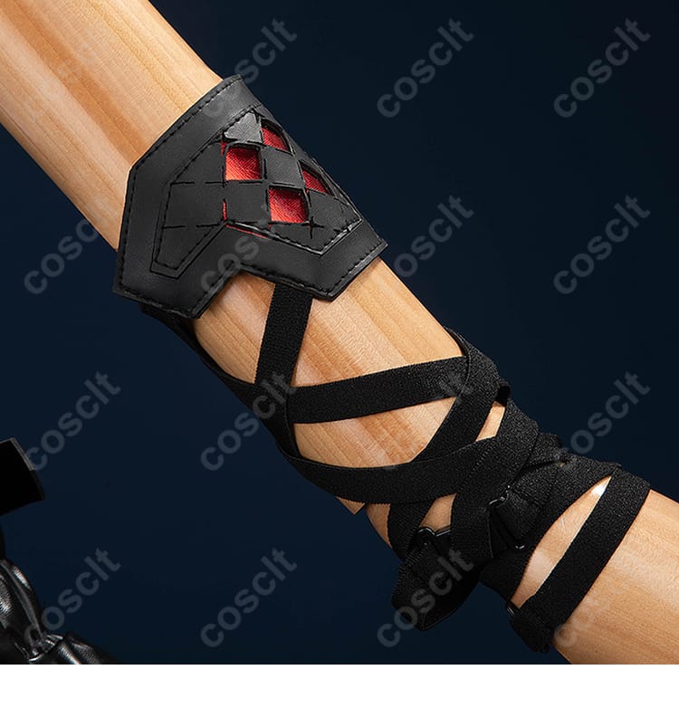 ラピのコスプレ衣装、腕飾りの装飾に焦点を当てたディテール。