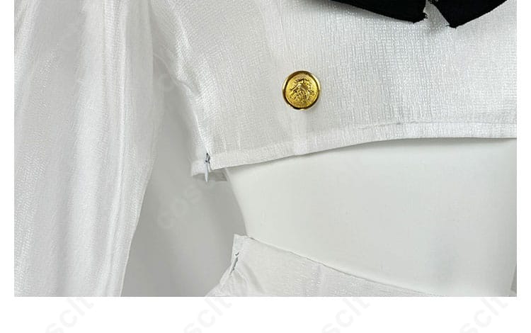 ボタン装飾のディテール画像：コスプレ衣装のボタン装飾。高級感のある金属ボタンがアクセント。