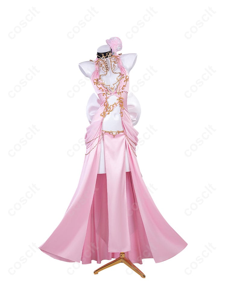 C.C.（シーツー）のコスプレ衣装、正面から見たピンクドレスのディテール。美しい刺繍と優れたデザインが際立つ。